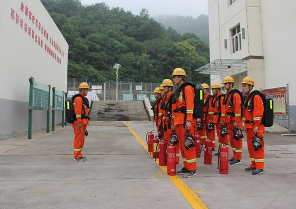 我們組建了應(yīng)急隊(duì)伍，定期開展消防疏散演練，把“預(yù)防為主、防消結(jié)合”的方針貫徹到公司每一個(gè)角落。