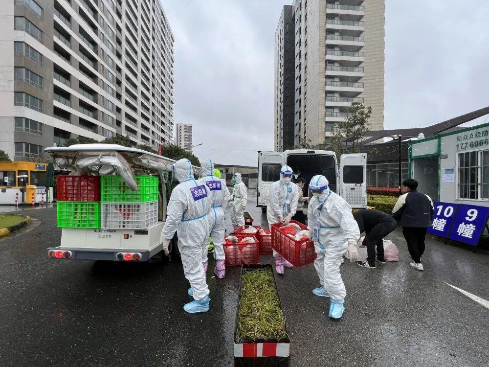 同心抗疫 匯聚暖流 汾湖愛心企業為封控小區捐贈物資